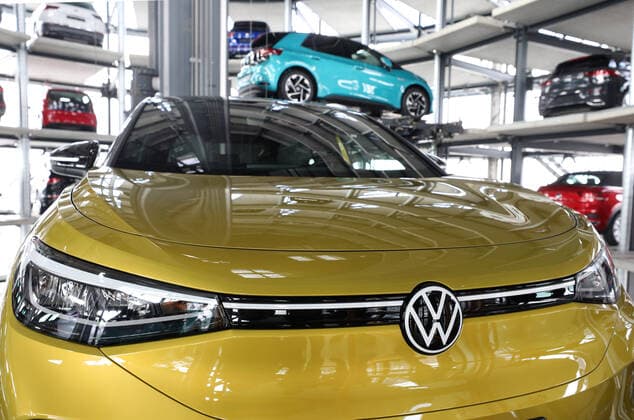 Wolfsburg Niedersachsen Wolfsburg, 26.03.2021, Autostadt, Volkswagen ID.4 Auslieferung, ID.3 und ID.4 im Auslieferungsturm *** Wolfsburg Lower Saxony Wolfsburg, 26 03 2021, Autostadt, Volkswagen ID 4 delivery, ID 3 and ID 4 in the delivery tower