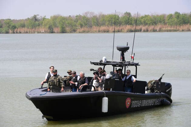 News Bilder des Tages March 26, 2021, Granejo, Texas, USA: A portion of a delegation of eighteen U.S. Senators tour the Rio Grande River south of Mission in four Texas Dept. of Public Safety gunboats at the end of a whirlwind tour of south Texas. The senators saw an overcrowded migrant processing center in Donna and a corpse floating in the river north of Anzalduas Park. Granejo USA - ZUMAd150 20210326_znp_d150_037 Copyright: xBobxDaemmrichx