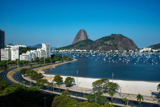 Emergency Pause in Rio RIO DE JANEIRO, BRAZIL, MAR 26: EMERGENCY PAUSE IN RIO - View of Botafogo beach with Sugar Loaf and Aterro do Flamengo highway almost empty on a Friday since the mayor declared a 10-day emergency pause in activities in an attempt to reduce COVID-19 cases in the city on March 26, 2021. ( Photo by Chico Ferreira Penta Press ) Rio de Janeiro Brazil 6427_235952 Copyright: xChicoxFerreira PentaxPressx