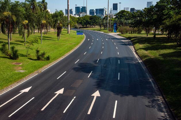 Emergency Pause in Rio RIO DE JANEIRO, BRAZIL, MAR 26: EMERGENCY PAUSE IN RIO - Flamengos Park Highway almost empty on a Friday since the mayor declared a 10-day emergency pause in activities in an attempt to reduce COVID-19 cases in the city on March 26, 2021. ( Photo by Chico Ferreira Penta Press ) Rio de Janeiro Brazil 6427_235963 Copyright: xChicoxFerreira PentaxPressx