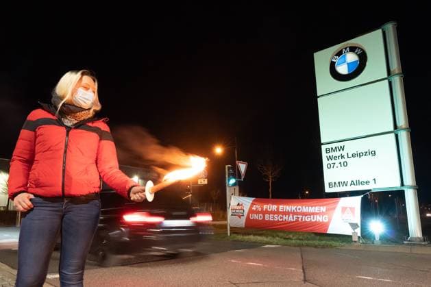 News Bilder des Tages Warnstreik bei BMW Group Werk Leipzig Zum Schichtende steht eine Gewerkschafterin der IG Metall zum Warnstreik mit einer Fackel am Ausgang des Werksgeländes BMW Group Werk Leipzig. Die IG Metall fordert n.a. für die rund 290.000 Beschäftigten der Metall- und Elektroindustrie in Berlin, Brandenburg und Sachsen ein Volumen von 4 Prozent, das optional für eine Entgelterhöhung oder zur Beschäftigungssicherung eingesetzt werden kann, sowie einen tariflichen Rahmen für betriebliche Zukunftstarifverträge. Leipzig Sachsen Deutschland *** Warning strike at BMW Group Leipzig plant At the end of the shift, a trade unionist of IG Metall is on warning strike with a torch at the exit of the BMW Group Leipzig plant The IG Metall demands n a for t