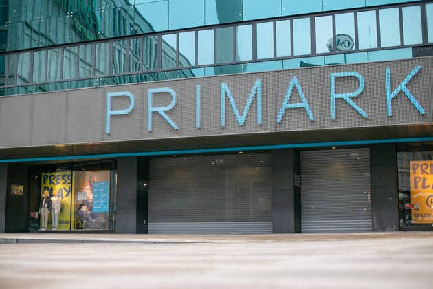 Geschlossener Einzelhandel in Berlin, Einzelhandelsgeschäfte haben auch am Alexanderplatz geschlossen. Heruntergelassene Rolläden von Primark Berlin Berlin Deutschland *** Closed retail in Berlin, retail stores also closed at Alexanderplatz Lowered shutters of Primark Berlin Berlin Germany