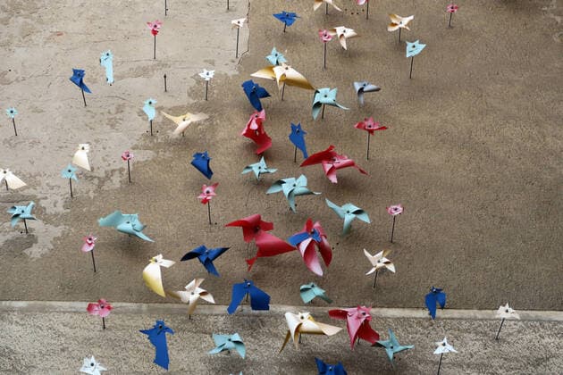 Bunte Windräder an der Fassade eines Hauses auf dem ehemaligen VEB Feinkost Gelände, Karl-Liebknecht-Straße, Leipzig, Sachsen, Deutschland, Europa, 10.11.2018 *** Colorful pinwheels on the facade of a house on the former VEB Feinkost site, Karl Liebknecht Straße, Leipzig, Saxony, Germany, Europe, 10 11 2018.