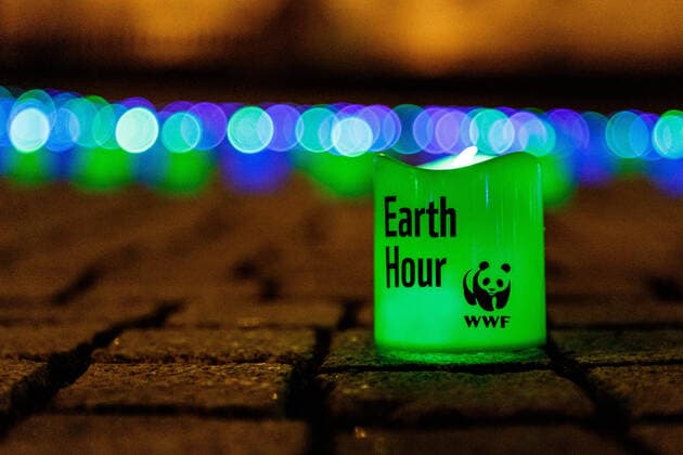 DEUTSCHLAND, NIEDERSACHSEN, HANNOVER, 27.03.2021 - Earth Hour - Zahlreiche LED-Kerzen stehen auf dem Trammplatz vor dem Neuen Rathaus und sollen eine Weltkugel formen. Die Außenbeleuchtung des Rathauses ist vor der Earth Hour noch nicht ausgeschaltet. Die Earth Hour ist eine weltweite Klima- und Umweltschutzaktion in Form des Ausschaltens öffentlicher Beleuchtung. Sie findet jedes Jahr im März statt. Ziel der Earth Hour ist es, die Aufmerksamkeit der Öffentlichkeit auf den Klimaschutz zu lenken. *** GERMANY, LOWER SAXONY, HANOVER, 27 03 2021 Earth Hour Numerous LED candles stand on Trammplatz in front of the New Town Hall to form a globe The exterior lighting of the Town Hall is not yet switched off before Earth Hour Earth Hour is a