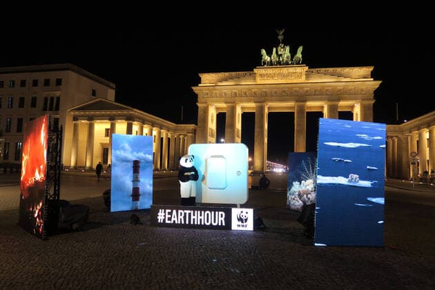 Bilder des Jahres 2021, News 03 März News Themen der Woche KW12 Anlässlich der Klimaschutzaktion Earth Hour wurde am Samstag (27.03.2020) das Licht am Brandenburger Tor um 20:30 Uhr ausgeschaltet. Vier große Bildschirme auf dem Pariser Platz zeigen Aufnahmen zerstörter Ökosysteme bevor das Licht ausgeht. Danach werden sie durch Bilder intakter Meere und gesunder Wälder ersetzt. Berlin; Deutschland; Europa *** On the occasion of the climate protection campaign Earth Hour, the lights at the Brandenburg Gate were switched off at 8.30 pm on Saturday 27 03 2020 Four large screens on Pariser Platz show images of destroyed ecosystems before the lights go out Afterwards, they are replaced by images of intact oceans and healthy forests Berlin Germany Europe