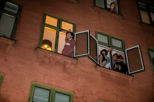 Support from the windows on Istedgade to Men In Black demonstrating against corona clause The protest movement Men In Black demonstrates against the corona clause, which in the Penal Code makes it possible to increase penalties to double, in Copenhagen on Saturday evening, March 27, 2021,  Copyright: MartinxSylvestx cop103 spdk20210327-234555-L