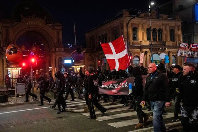 Men In Black demonstrates against corona clause The protest movement Men In Black demonstrates against the corona clause, which in the Penal Code makes it possible to increase penalties to double, in Copenhagen on Saturday evening, March 27, 2021,  Copyright: MartinxSylvestx cop103 spdk20210327-234602-L