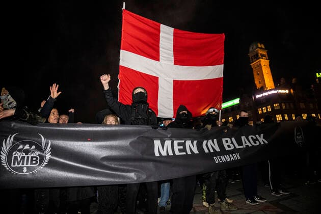 Men In Black demonstrates against corona clause The protest movement Men In Black demonstrates against the corona clause, which in the Penal Code makes it possible to increase penalties to double, in Copenhagen on Saturday evening, March 27, 2021,  Copyright: MartinxSylvestx cop103 spdk20210327-235206-L