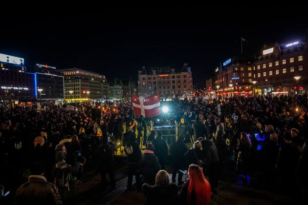 Men In Black demonstrates against corona clause The protest movement Men In Black demonstrates against the corona clause, which in the Penal Code makes it possible to increase penalties to double, in Copenhagen on Saturday evening, March 27, 2021,  Copyright: MartinxSylvestx cop103 spdk20210327-235310-L