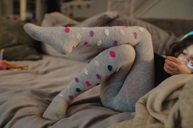 IMAGO Creative: 2021 Favoriten Child playing games on iPad wearing polka dot tights Washington, DC, United States CR_KEBE210327D-686210-01 ,model released, Symbolfoto