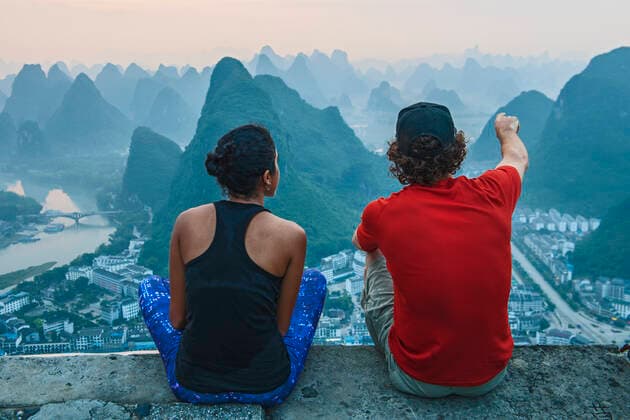 couple enjoying the view above the town of Yangshuo in China Guilin, Guangxi, China CR_THHE210327C-687680-01 ,model released, Symbolfoto