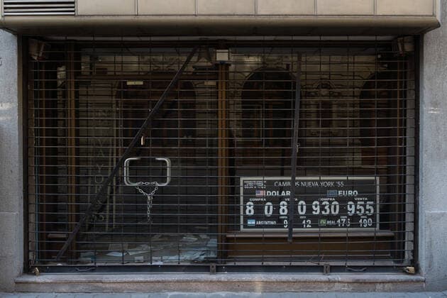 March 27, 2021, Santiago, Metropolitana, Chile: A closed exchange house, on the first day of total quarantine in Santiago, Chile. Santiago Chile - ZUMAb332 20210327_zip_b332_004 Copyright: xMatiasxBasualdox