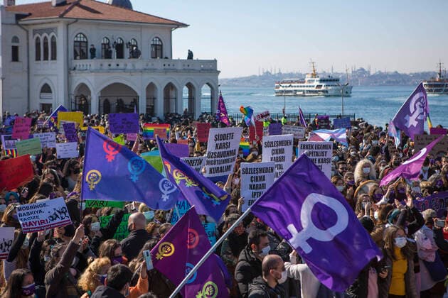 Bilder des Jahres 2021, News 03 März News Themen der Woche KW12 News Bilder des Tages March 27, 2021, Istanbul, Turkey: Protesters hold placards during the demonstration..People gathered in Kadikoy to protest against the Turkish government s decision to withdraw from the Istanbul Convention, an international treaty designed to safeguard women from gender based violence. Istanbul Turkey - ZUMAs197 20210327_zaa_s197_305 Copyright: xOsmanxSadixTemizelx