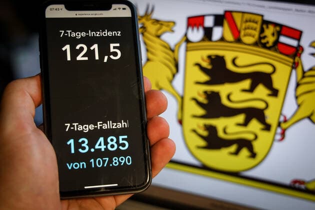Coronavirus in Germany Covid 19 Dashboard of the Robert Koch Institute DEU, Germany, Baden Württemberg, 28 03 2021 The 7-day incidence for the state Cases last 7 days 100 000 p.e. is displayed on an iPhone, in the background the state coat of arms