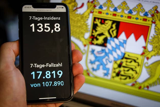 Coronavirus in Germany Covid 19 Dashboard of the Robert Koch Institute DEU, Germany, Bavaria, 28 03 2021 The 7-day incidence for the state Cases last 7 days 100 000 PE is displayed on an iPhone, with the state coat of arms in the background.