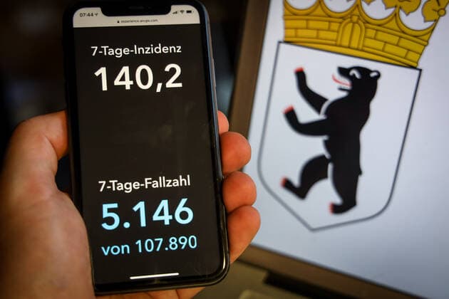 Coronavirus in Germany Covid 19 Dashboard of the Robert Koch Institute DEU, Germany, Berlin, 28 03 2021 The 7-day incidence for the state Cases last 7 days 100 000 p.e. is displayed on an iPhone, with the state coat of arms in the background