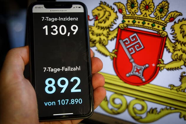 Coronavirus in Germany Covid 19 Dashboard of the Robert Koch Institute DEU, Germany, Bremen, 28 03 2021 The 7-day incidence for the state Cases last 7 days 100 000 PE is displayed on an iPhone, with the state coat of arms in the background.