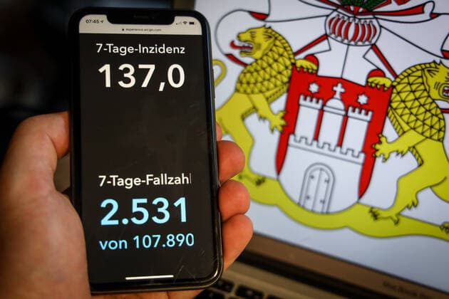 Coronavirus in Germany Covid 19 Dashboard of the Robert Koch Institute DEU, Germany, Hamburg, 28 03 2021 The 7-day incidence for the state Cases last 7 days 100 000 p.e. is displayed on an iPhone, with the state coat of arms in the background