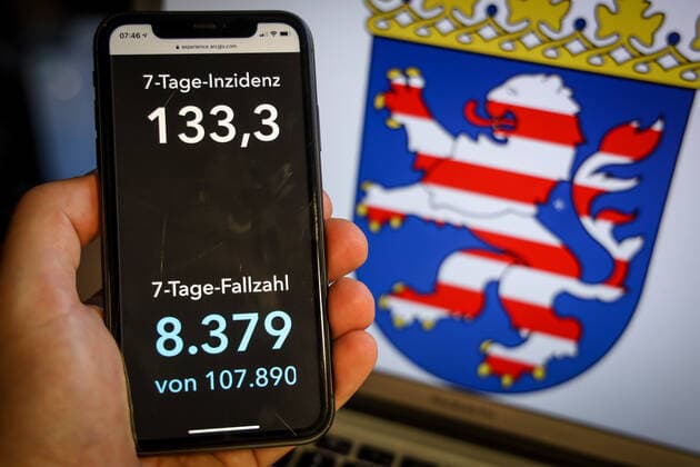 Coronavirus in Germany Covid 19 Dashboard of the Robert Koch Institute DEU, Germany, Hesse, 28 03 2021 The 7-day incidence for the state Cases last 7 days 100 000 PE is displayed on an iPhone, with the state coat of arms in the background.