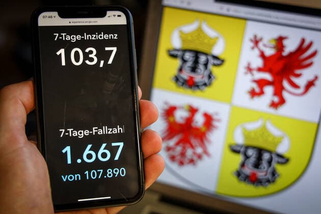 Coronavirus in Germany Covid 19 Dashboard of the Robert Koch Institute DEU, Germany, Mecklenburg Vorpommern, 28 03 2021 The 7-day incidence for the state Cases last 7 days 100 000 p.e. is displayed on an iPhone, with the state coat of arms in the background