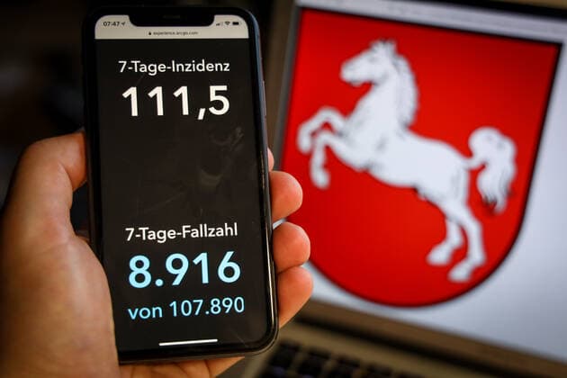 Coronavirus in Germany Covid 19 Dashboard of the Robert Koch Institute DEU, Germany, Lower Saxony, 28 03 2021 The 7-day incidence for the state Cases last 7 days 100 000 PE is displayed on an iPhone, with the state coat of arms in the background.
