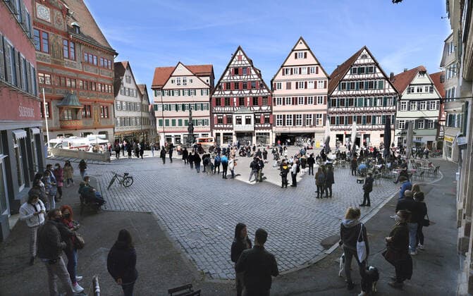 Tuebingen 28 03 2021 A long queue on the market square at the quick test station at Tuebingen town hall With a day certificate day ticket in the form of a wristband with QR code visitors are allowed to use the offer in the city centre ULMER