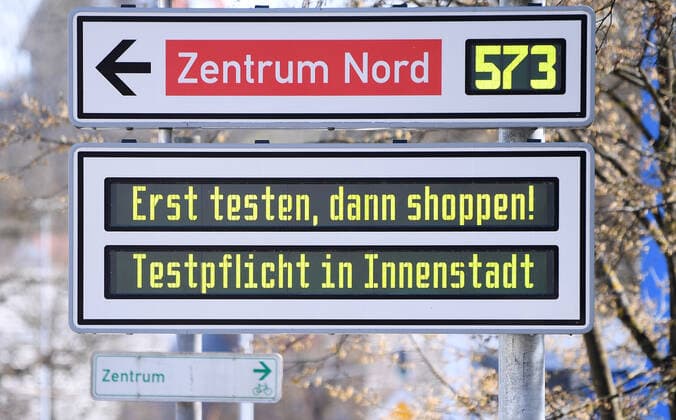 Tuebingen 28 03 2021 A signpost in the Tuebingen city centre, First test, then shop Compulsory testing in the city centre With a day certificate Day ticket in the form of a wristband with QR code, visitors may use the offer The wristband is given to all tested persons at the quick test station in the city centre ULMER