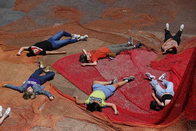 News Bilder des Tages Activists from the Colectivo Hilos do a performance at the courtyard of the Cabanas Museum in the city of Guadalajara, Jalisco state, Mexico, 28 March 2021. With red fabrics simulating pools of blood, the activists demonstrated against the femicides and disappearances of women in Mexican territory. Protest with red fabrics against femicides in western Mexico !ACHTUNG: NUR REDAKTIONELLE NUTZUNG!  Copyright: xFranciscoxGuascox MEX8379 20210329-637525830620770723