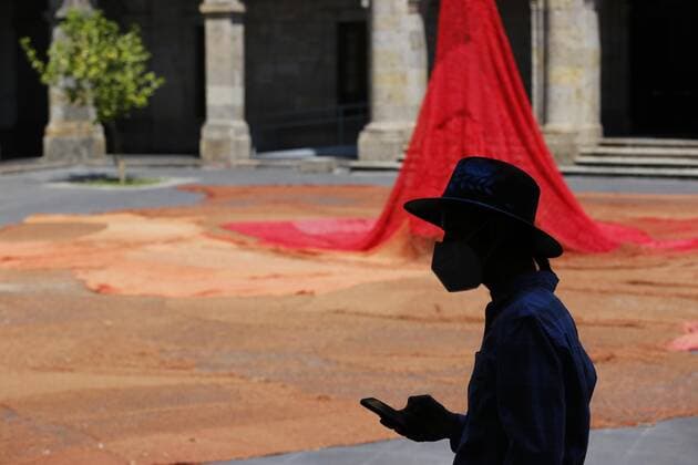 Activists from the Colectivo Hilos do a performance at the courtyard of the Cabanas Museum in the city of Guadalajara, Jalisco state, Mexico, 28 March 2021. With red fabrics simulating pools of blood, the activists demonstrated against the femicides and disappearances of women in Mexican territory. Protest with red fabrics against femicides in western Mexico !ACHTUNG: NUR REDAKTIONELLE NUTZUNG!  Copyright: xFranciscoxGuascox MEX8396 20210329-637525830636240889