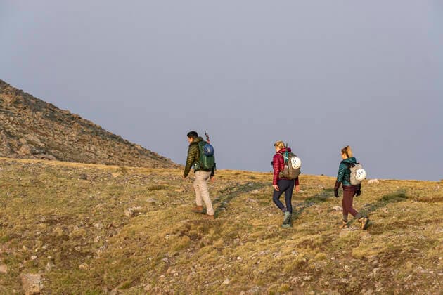 IMAGO Creative: Klimawandel - Nachhaltiges Reisen Male and female friends hiking together on mountain during vacation Crestone, CO, United States CR_BRHU210328-687325-01 ,model released, Symbolfoto