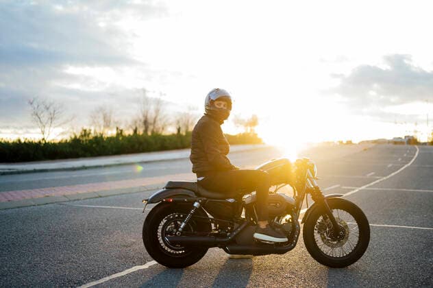 Silhouette of man with motorcycle on the street Madrid, MD, Spain CR_MIPA210328-686714-01 ,model released, Symbolfoto