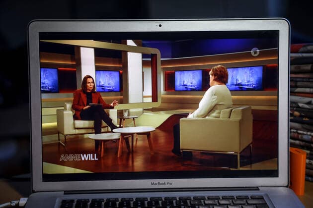 Bilder des Jahres 2021, News 03 März News Themen der Woche KW12 News Bilder des Tages Fernsehen am Computer - ARD Mediathek - Sendung Anne Will vom 28. März 2021. Gast bei AnneWil ist Angela Merkel (CDU), Bundeskanzlerin *** Television on the computer ARD Mediathek broadcast Anne Will from 28 March 2021 guest at AnneWil is Angela Merkel CDU , Federal Chancellor