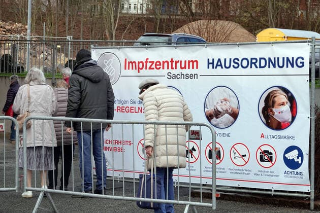 Neues Impfzentrum 27.03.2021, Chemnitz, Fabrikstrasse, Corona, Das vom Deutschen Roten Kreuz betriebene Impfzentrum in der Richard-Hartmann-Halle nahm heute seinen Betrieb auf. Die Verlegung des Impfzentrums war notwendig, weil in der Hartmann-Halle mehr Impfstrecken aufgebaut und damit mehr Menschen gleichzeitig geimpft werden können. Insgesamt können bei einem vollen Ausbau dort bis zu 3.000 Menschen täglich geimpft werden – sofern ausreichend Impfstoff vorhanden ist. Am Samstagmorgen herrschte bereits großer Andrang. Allerding ist zur Zeit die Parksituation nicht befriedigend gelöst. Da in der Fabrikstrasse (jetzt Einbahnstrasse) nur Behindertenparkplätze zu verfügung stehen. Chemnitz Sachsen BRD *** New vaccination center 27