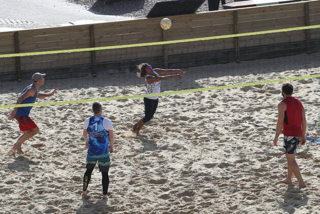 . 29 03 2021. Brighton, United Kingdom. A game of beach volleyball in Brighton on Happy Monday - the start of the latest Covid 19 lockdown easing .  xStephenxLockx xi-Imagesx IIM-22085-0020