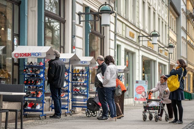 29 03 2021 Weimar Passers-by walk through Weimars city centre and can shop again in a test run Weimar is the first city in Thuringia to open all shops in the city centre for shopping on a test basis from 29 to 31 March The condition is a current Corona quick test