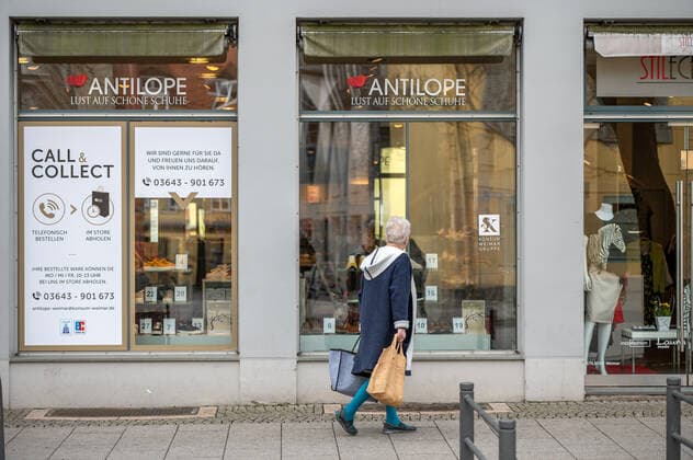29 03 2021 Weimar Passers-by walk through Weimars city centre and can shop again in a test run Weimar is the first city in Thuringia to open all shops in the city centre for shopping on a test basis from 29 to 31 March The condition is a current Corona quick test