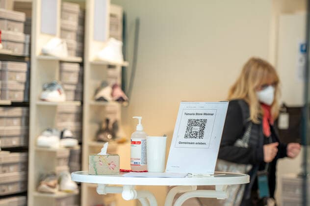 29 03 2021 Weimar A display with a QR code of the Luca app is located in a shop for shoes of the Konsumgenossenschaft Weimar Weimar is the first city in Thuringia to open all shops in the city centre for shopping from 29 to 31 March on condition that a current negative Corona rapid test is carried out.