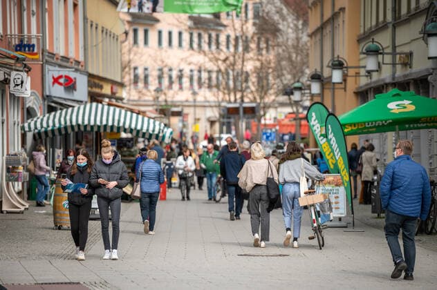 29 03 2021 Weimar Passers-by walk through Weimars city centre and can shop again in a test run Weimar is the first city in Thuringia to open all shops in the city centre for shopping on a test basis from 29 to 31 March The condition is a current negative Corona rapid test