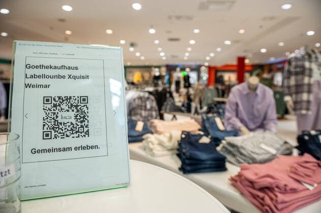 29 03 2021 Weimar A display with a QR code of the Luca app is located in a clothing store of the Konsumgenossenschaft Weimar Weimar is the first city in Thuringia to open all stores in the city center for shopping from 29 to 31 March on a trial basis The condition is a current negative corona rapid test