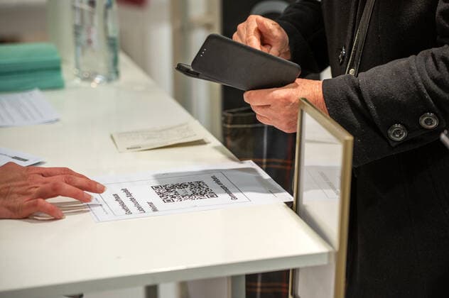 29 03 2021 Weimar An employee helps elderly people check in using the Luca app, at a Konsumgenossenschaft Weimar store Weimar is the first city in Thuringia to open all downtown stores for shopping on a trial basis from March 29 to 31 Condition is a current negative Corona rapid test