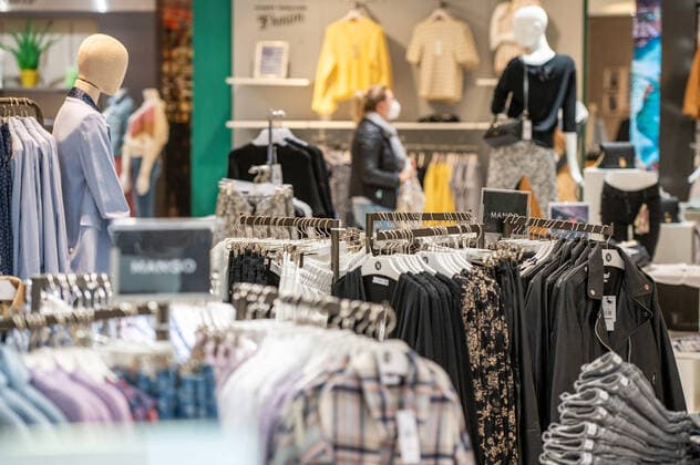 29 03 2021 Weimar people shop in a store for clothes of the Konsumgenossenschaft Weimar opens as the first city in Thuringia from 29 to 31 March test all shops in the city center for shopping Condition is a current negative Corona rapid test