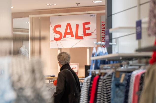 29 03 2021 Weimar people shop in a store for clothes of the Konsumgenossenschaft Weimar opens as the first city in Thuringia from 29 to 31 March test all shops in the city center for shopping Condition is a current negative Corona rapid test