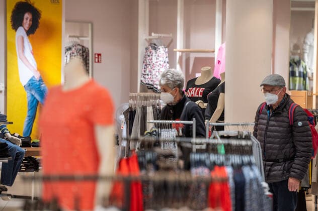 29 03 2021 Weimar people shop in a store for clothes of the Konsumgenossenschaft Weimar opens as the first city in Thuringia from 29 to 31 March test all shops in the city center for shopping Condition is a current negative Corona rapid test