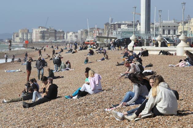 News Bilder des Tages . 29 03 2021. Brighton, United Kingdom. Brighton beach on Happy Monday - the start of the latest Covid 19 lockdown easing .  xStephenxLockx xi-Imagesx IIM-22085-0028
