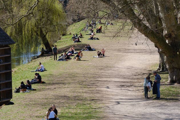 Tuebingen topics model project opening with security, Tuebingen, 29 03 2021 people on the Neckar island, enjoy the summer weather with distance Tuebingen, 29 03 2021 Copyright: xEibner-Pressefoto ThomasxDingesx EP_TDS