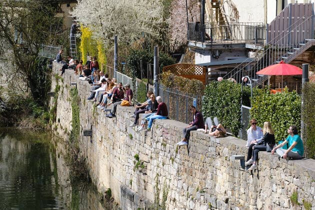 Tuebingen topics model project opening with security, Tuebingen, 29 03 2021 People sit on the Neckar wall in Tuebingen and enjoy the summer weather Tuebingen, 29 03 2021 Copyright: xEibner-Pressefoto ThomasxDingesx EP_TDS