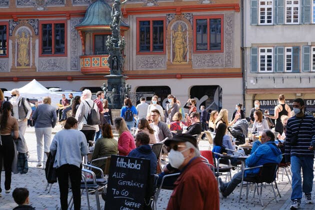 Tuebingen issues model project opening with security, Tuebingen, 29 03 2021 Full city center at lunchtime in Tuebingen at the marketplace cafes are well attended, people enjoy the summer weather after the test Tuebingen, 29 03 2021 Copyright: xEibner-Pressefoto ThomasxDingesx EP_TDS