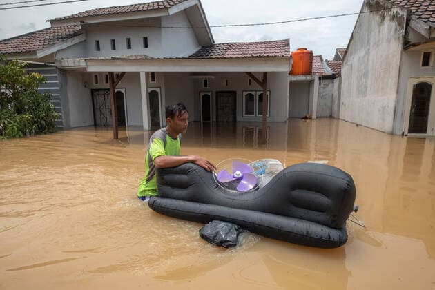 News Themen der Woche KW13 Bilder des Jahres 2021, News 03 März News Bilder des Tages March 29, 2021, Pekanbaru, Riau, Indonesia: Residents are salvaging belongings as floodwaters submerged their homes after heavy rains in Pekanbaru, Riau Province,Indonesia. Pekanbaru Indonesia - ZUMAs269 20210329_zip_s269_003 Copyright: xAfriantoxSilalahix