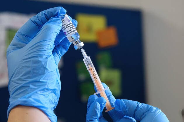 March 21, 2021, London, United Kingdom: An NHS staff member prepares to administer the Oxford AstraZeneca Covid-19 vaccine in London. London United Kingdom - ZUMAs197 20210321_zaa_s197_447 Copyright: xDinendraxHariax