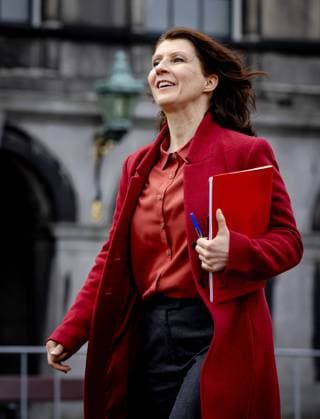 DEN HAAG - Esther Ouwehand (Partij voor de Dieren) komt aan bij de Tweede Kamer voor een gesprek met verkenners Annemarie Jorritsma (VVD) en Kajsa Ollongren (D66). De verkenners spreken met alle zeventien beoogde fractievoorzitters over mogelijke regeringscoalities. ANP ROBIN VAN LONKHUIJSEN *** DEN HAAG Esther Ouwehand Party for the Animals arrives at the Lower House for a meeting with explorers Annemarie Jorritsma VVD and Kajsa Ollongren D66 The explorers speak with all seventeen intended parliamentary party chairmen about possible government coalitions ANP ROBIN VAN LONKHUIJSEN  Copyright: xHollandsexHoogtex xxANPx x429479414x